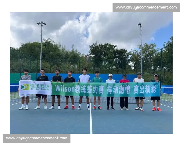 因为热爱网球比赛所以总在球场和屏幕前为精彩对决呐喊到深夜仍不停